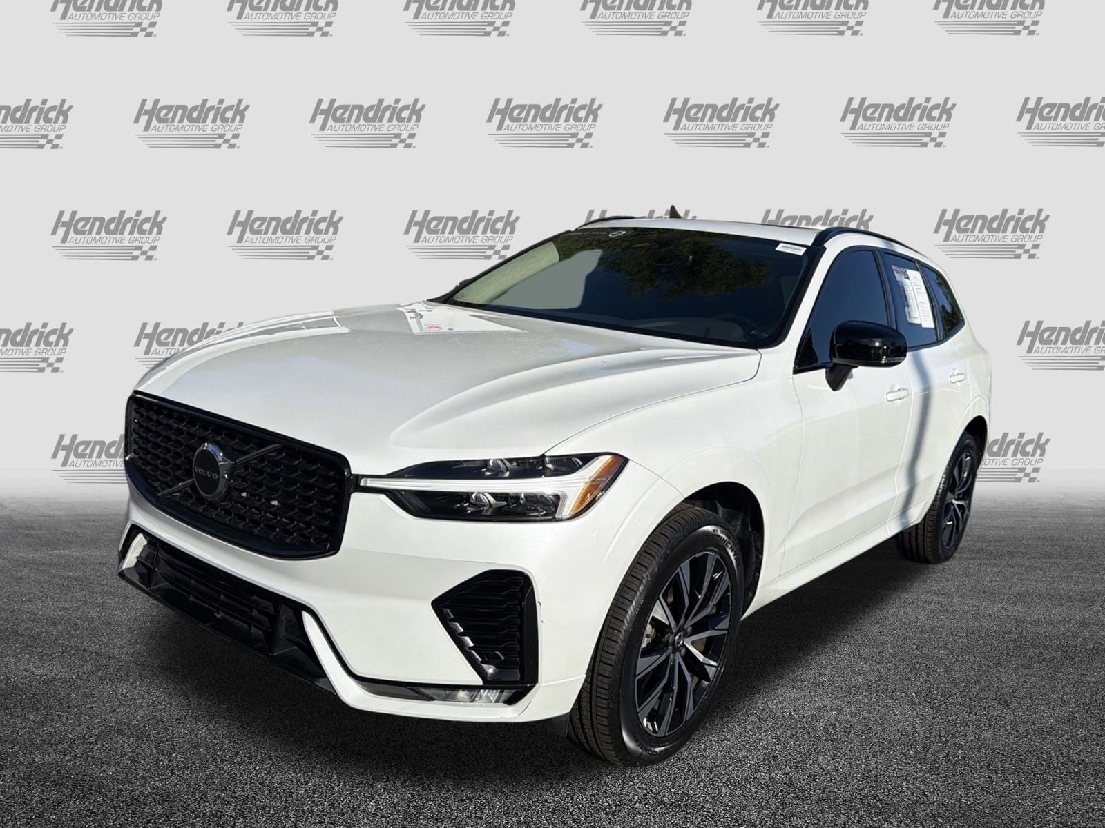 2024 Volvo XC60 Core Dark Theme photo 4