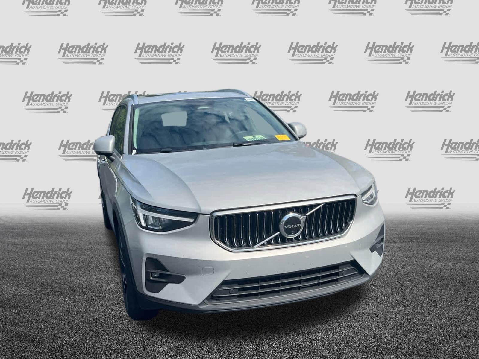 2025 Volvo XC40 Plus photo 2