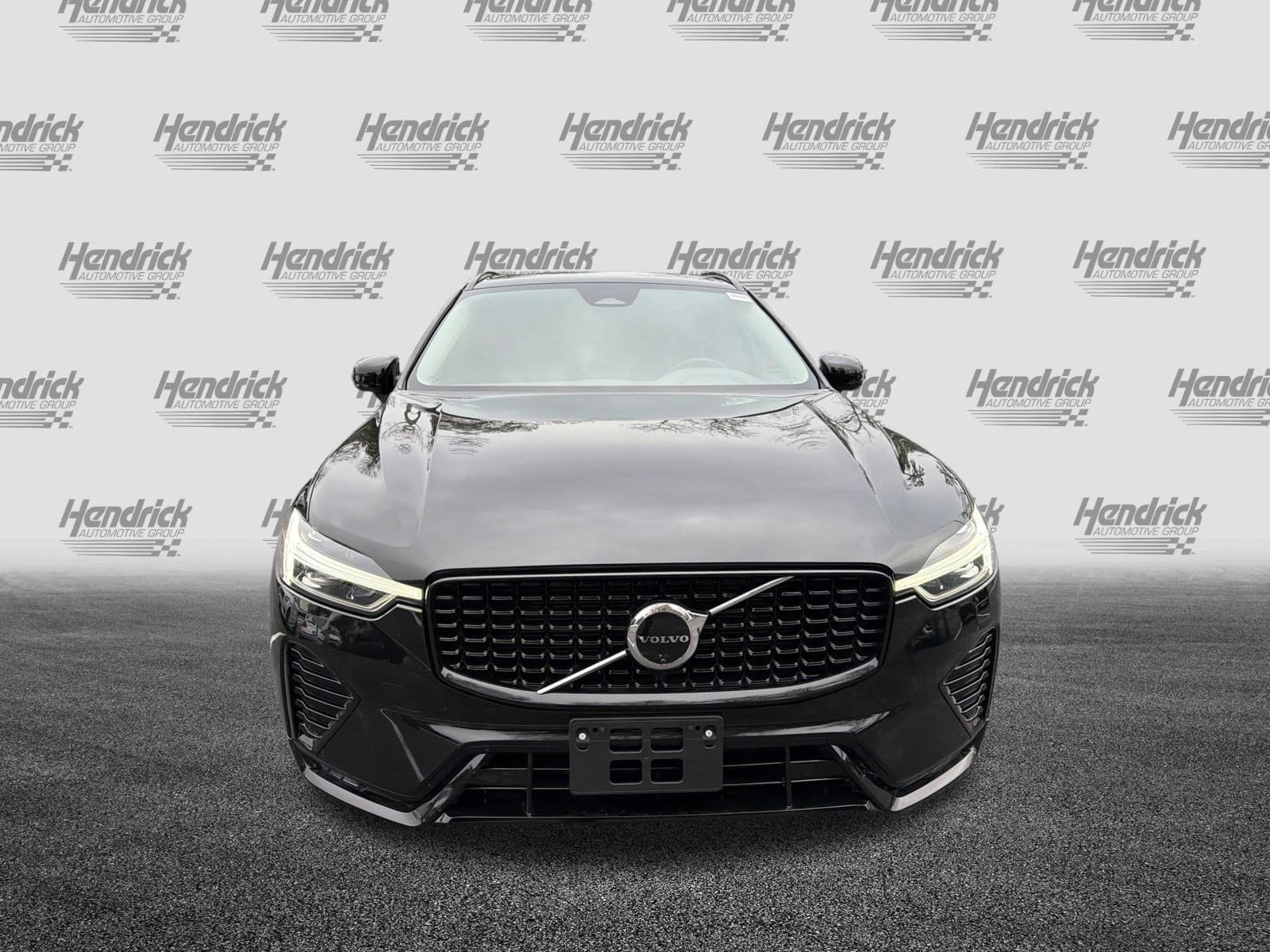 2025 Volvo XC60 Plus photo 2