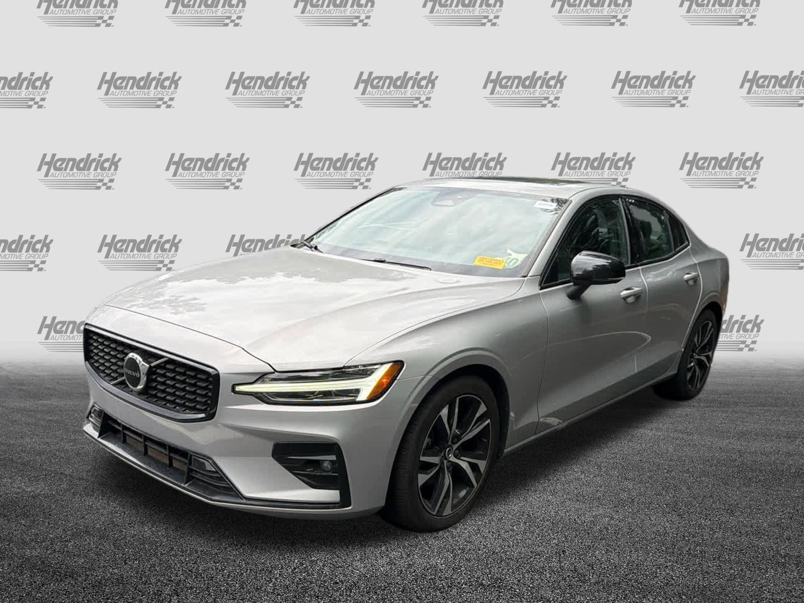 2024 Volvo S60 Core Dark Theme photo 3