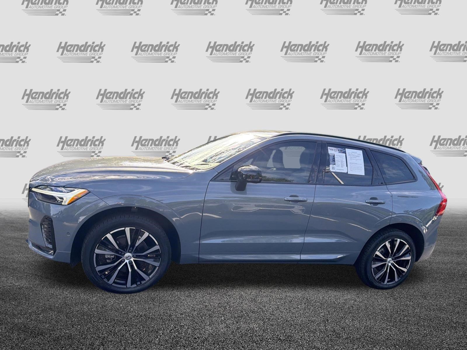 2024 Volvo XC60 Plus Dark Theme photo 6