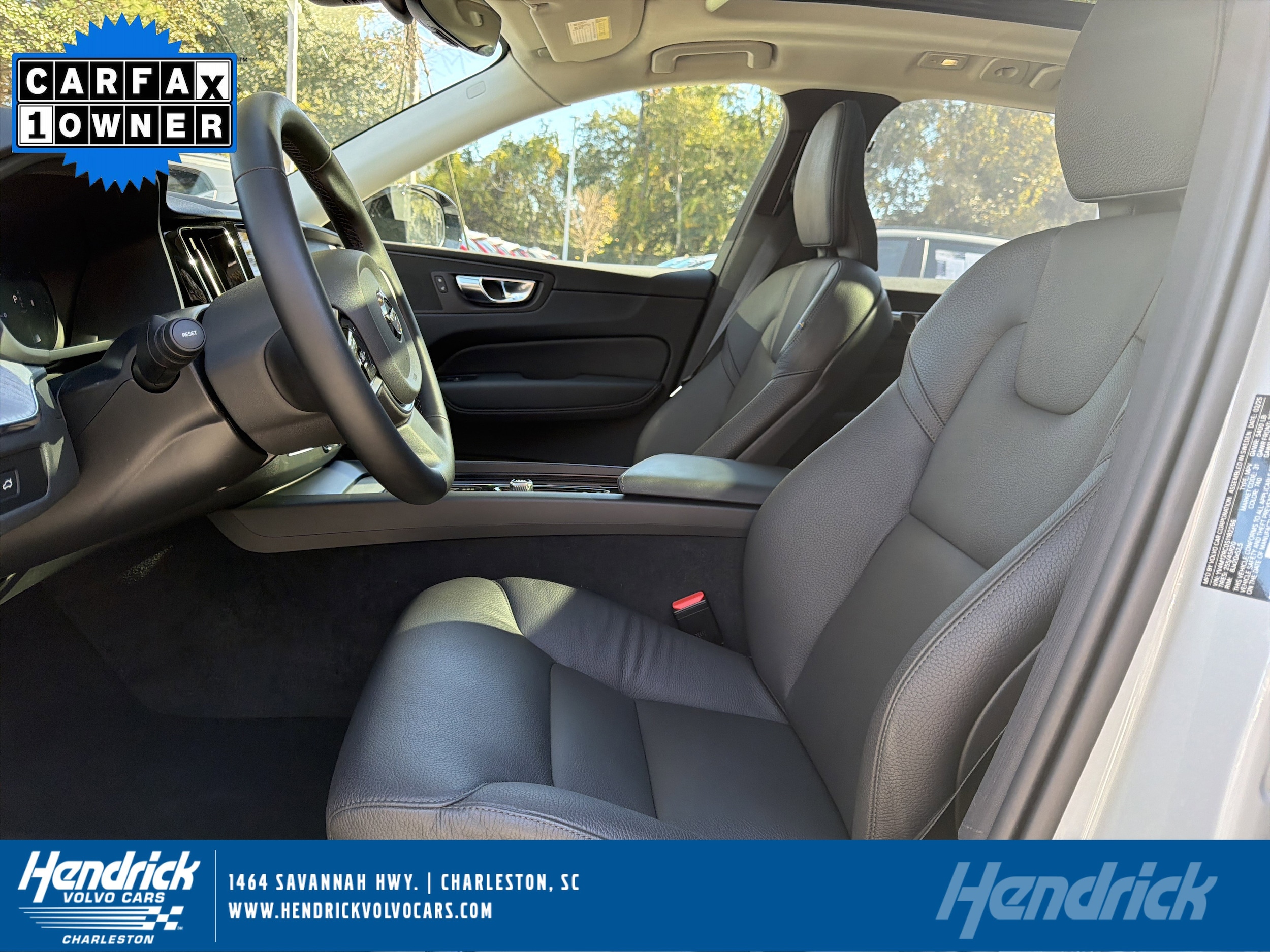 2025 Volvo XC60 Plus's photo