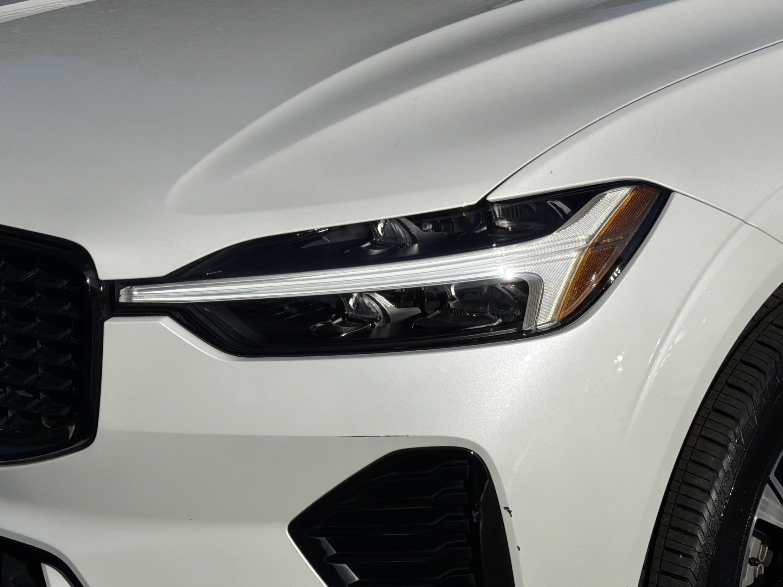 2024 Volvo XC60 Core Dark Theme photo 5