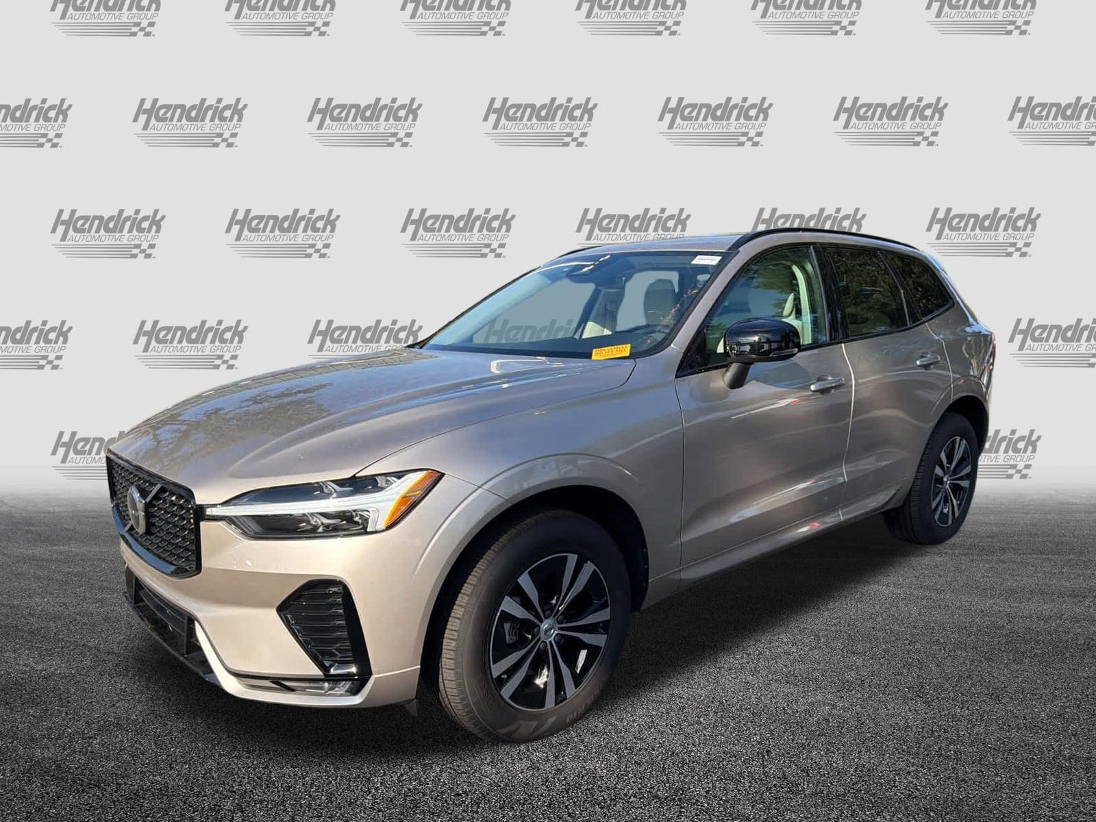 2025 Volvo XC60 Core photo 3