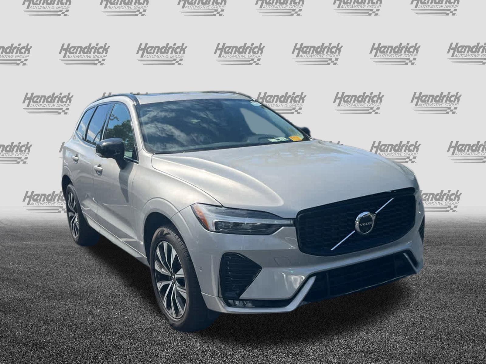 2025 Volvo XC60 Plus photo 3