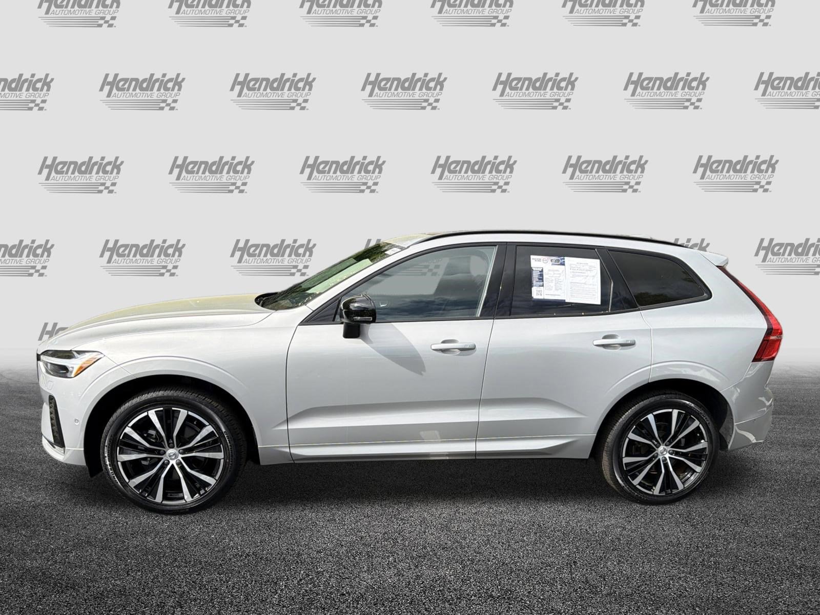 2025 Volvo XC60 Plus photo 6