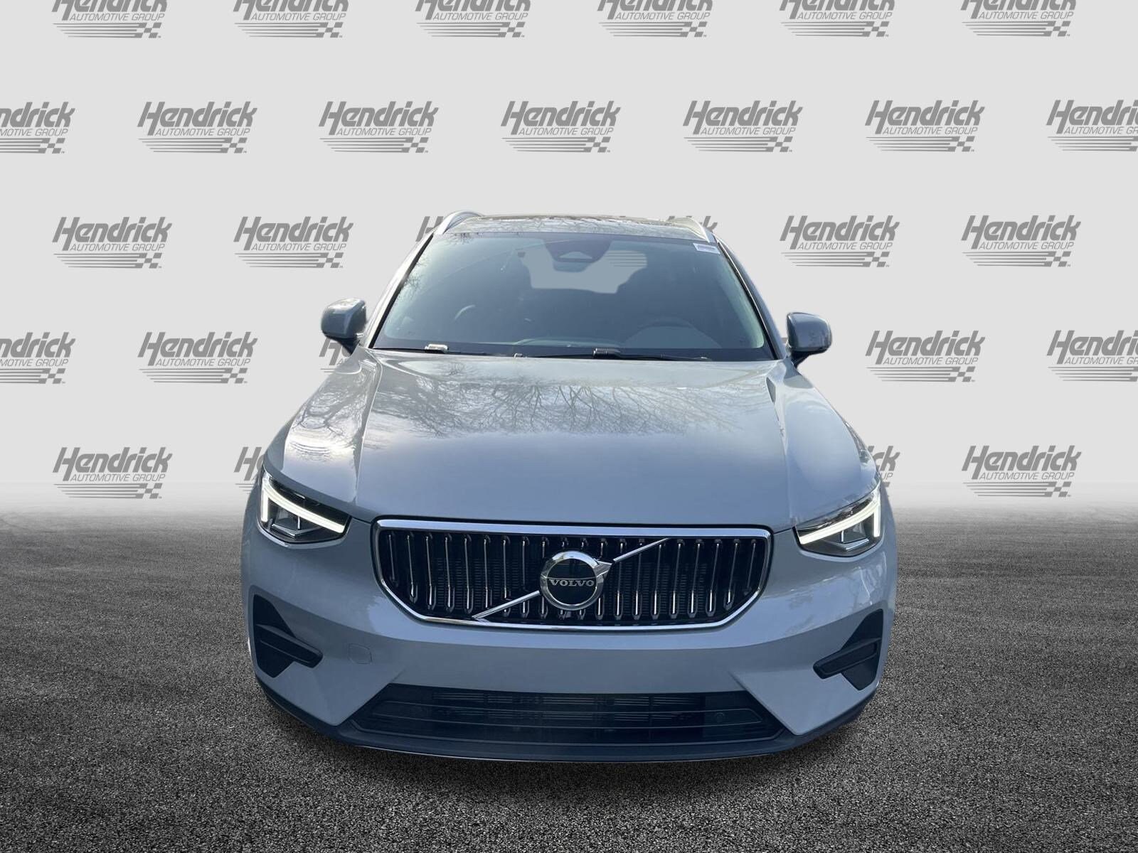 2025 Volvo XC40 Core photo 2