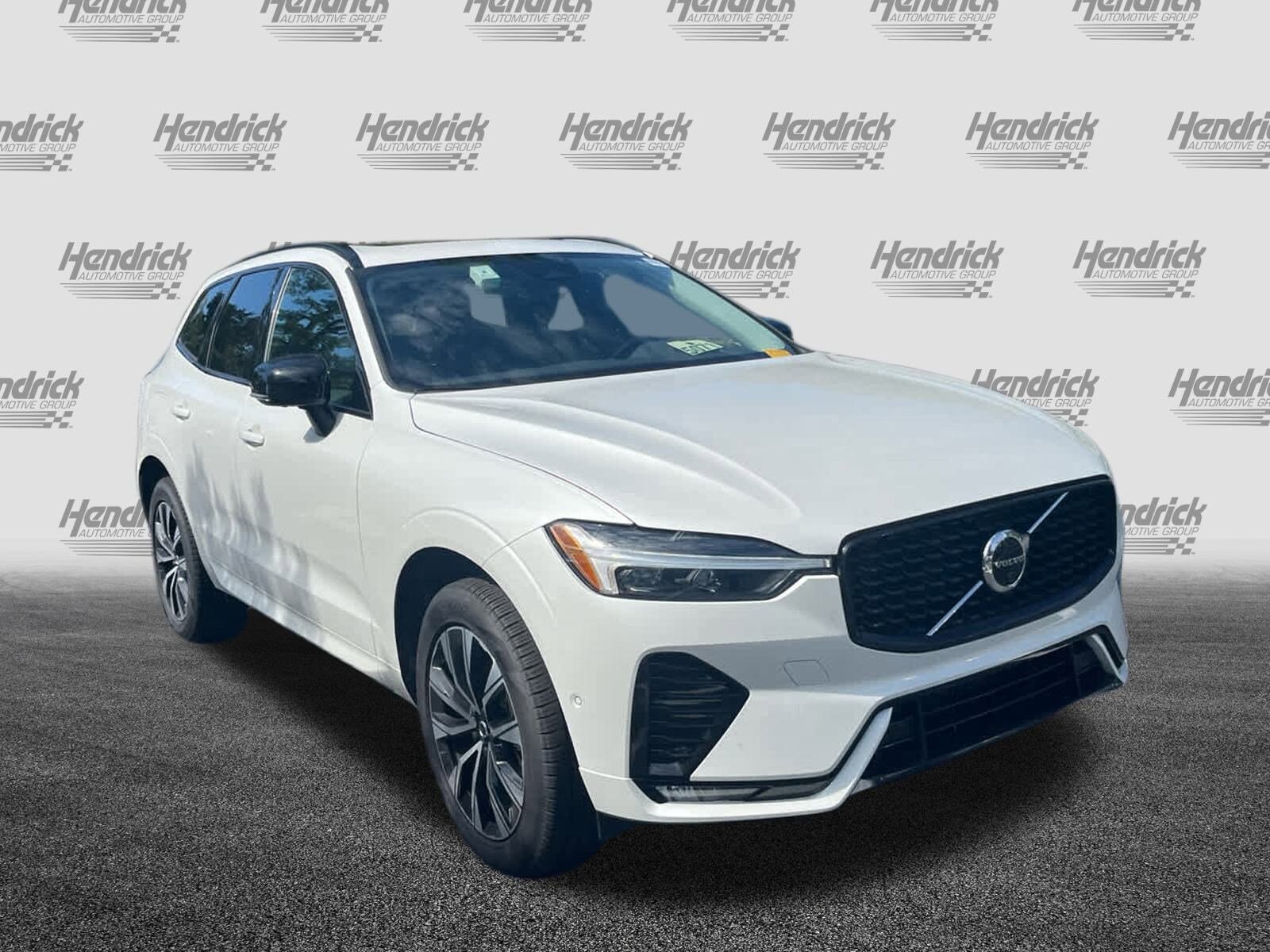2025 Volvo XC60 Plus photo 2