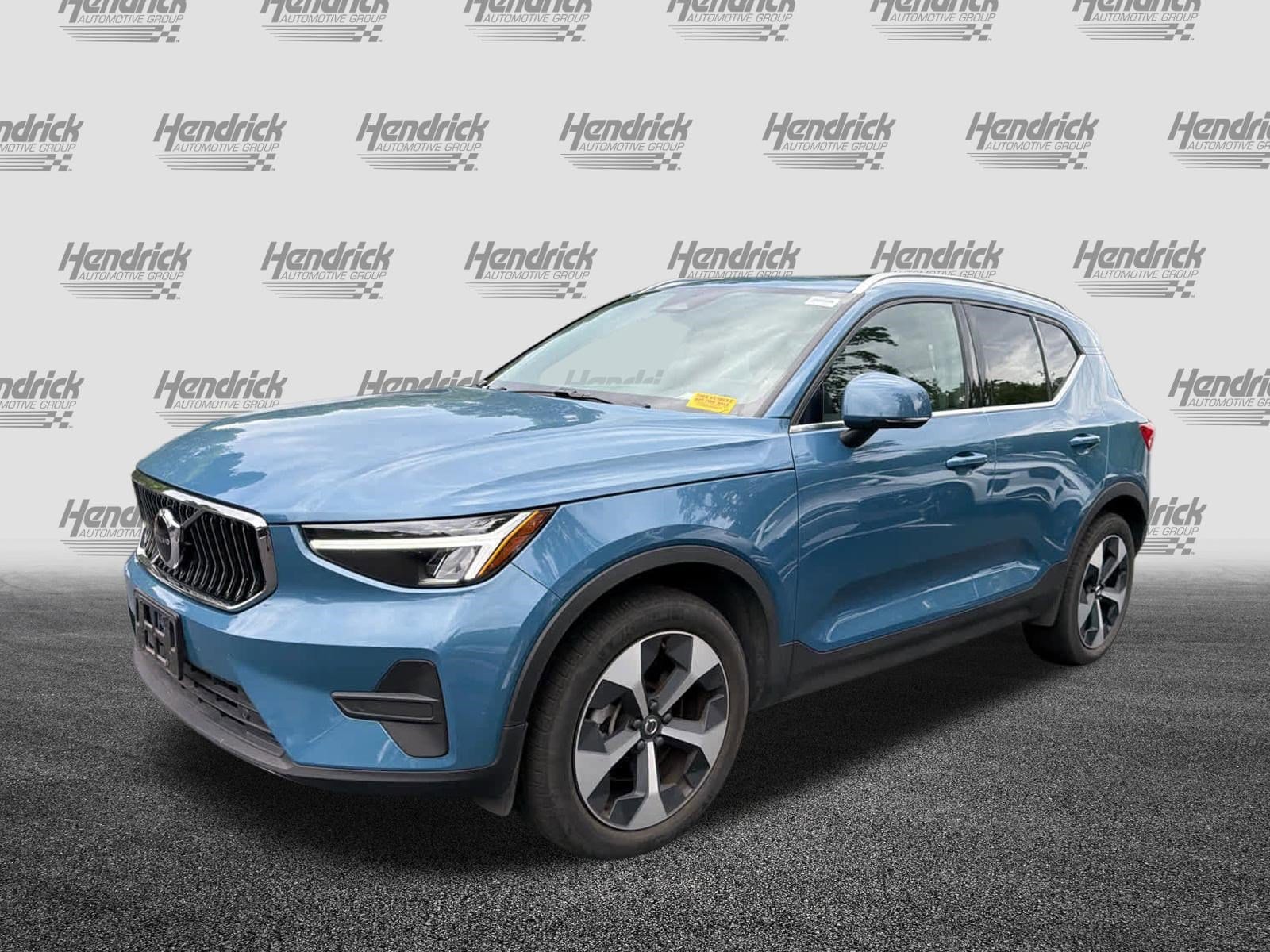 2025 Volvo XC40 Core Bright Theme photo 6