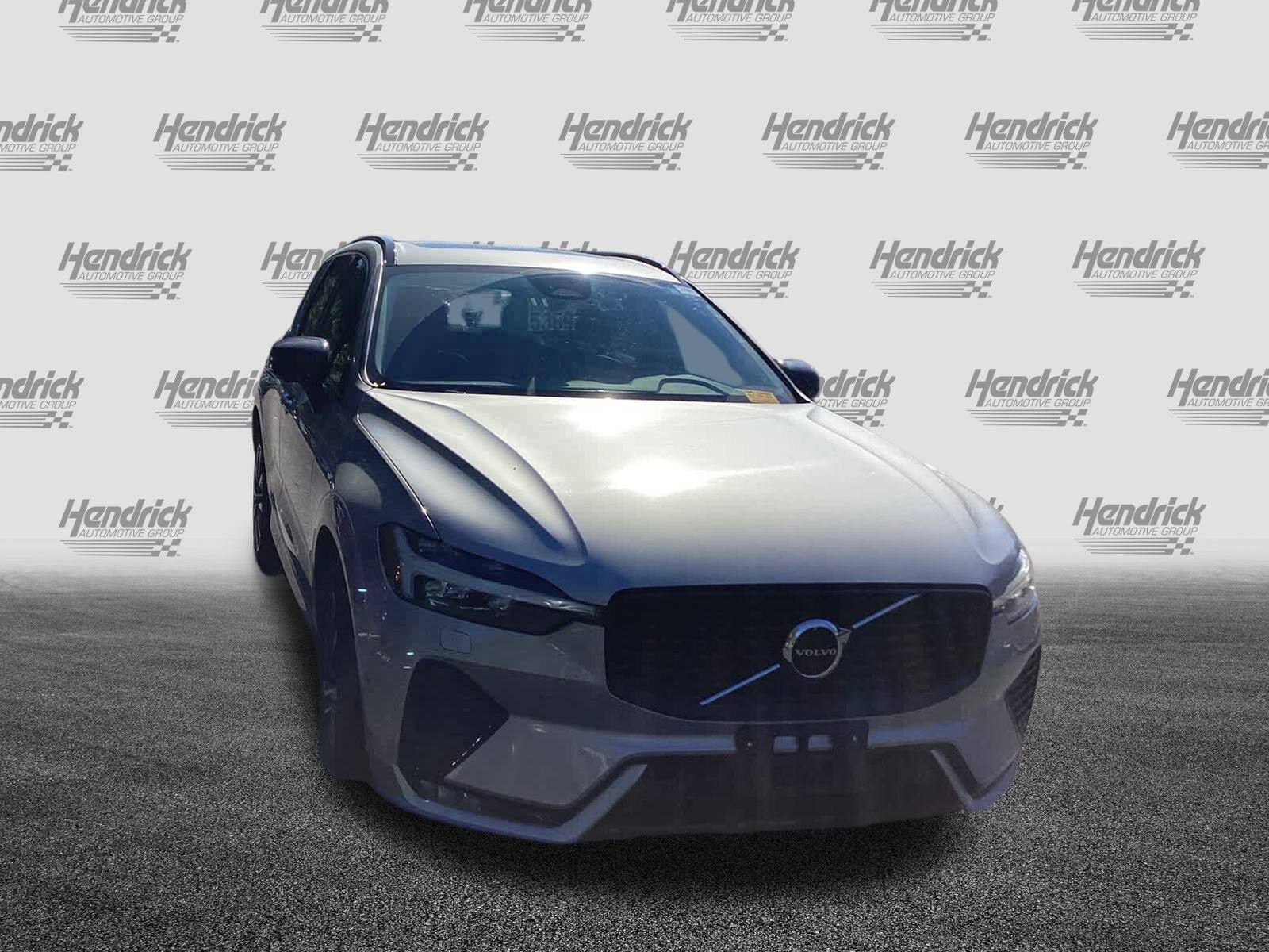 2025 Volvo XC60 Plus photo 2