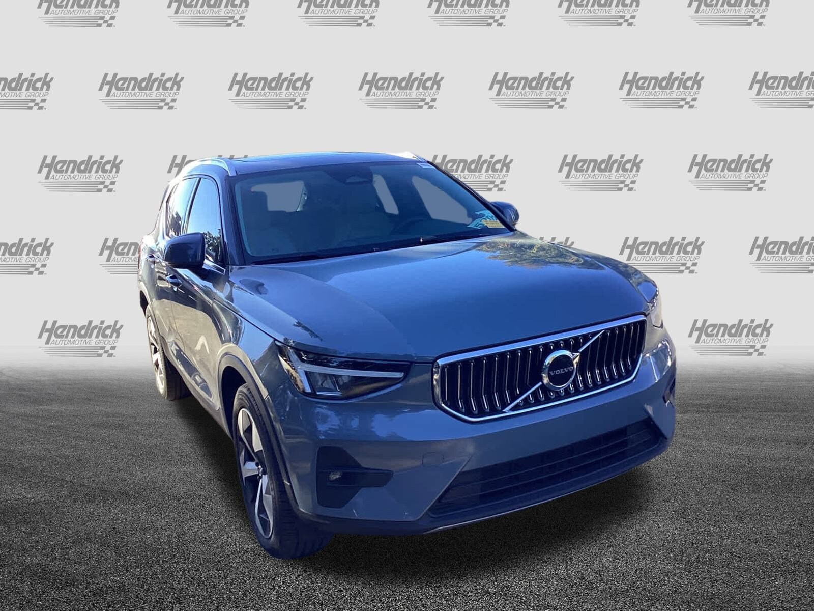 2023 Volvo XC40 Plus photo 2