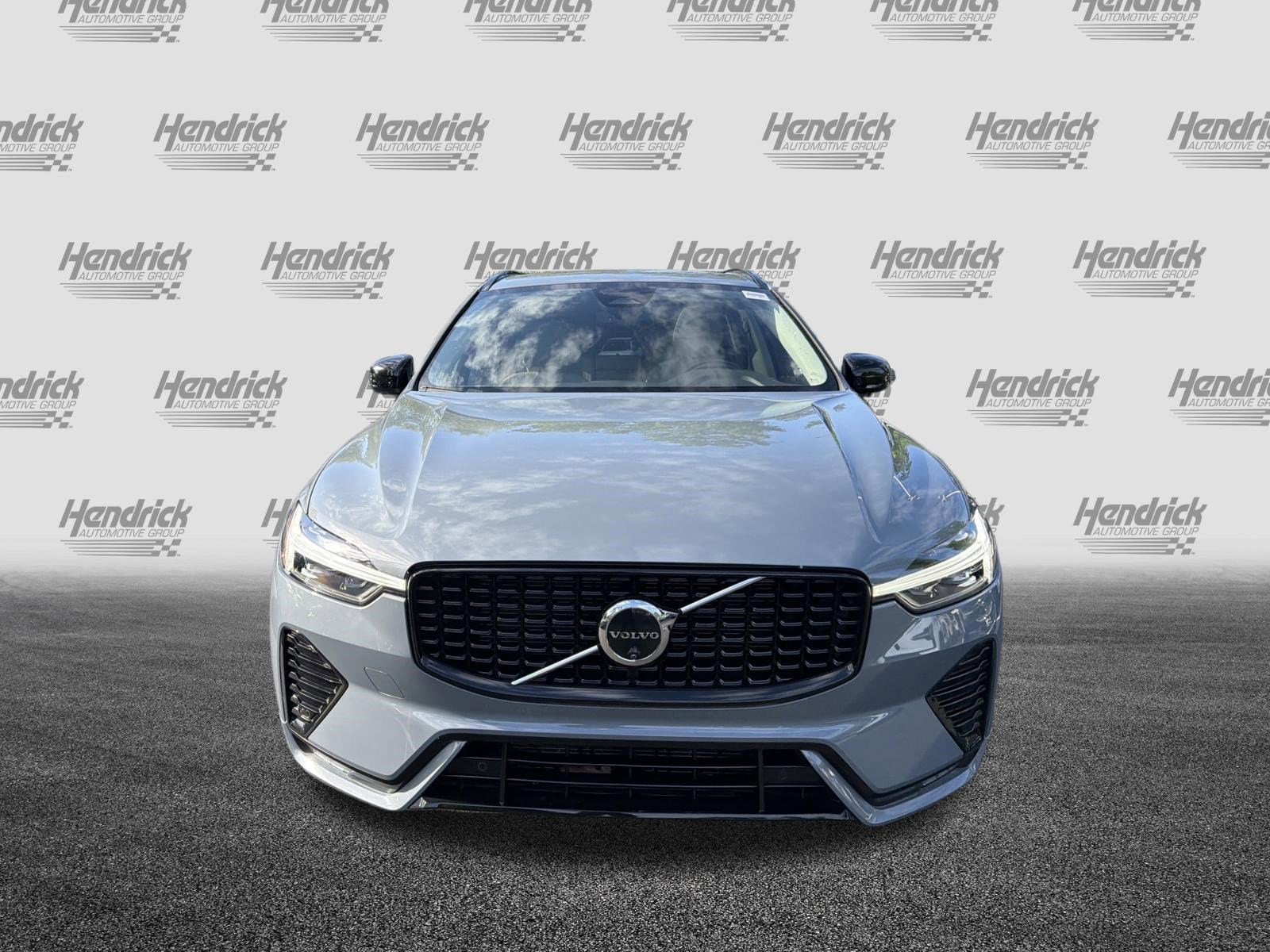 2024 Volvo XC60 Plus Dark Theme photo 2