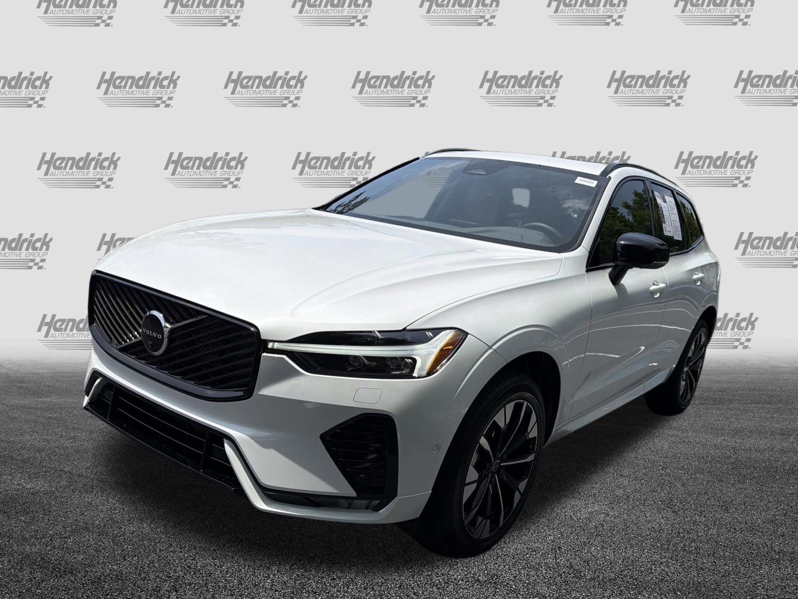 2026 Volvo XC60 Plus photo 4