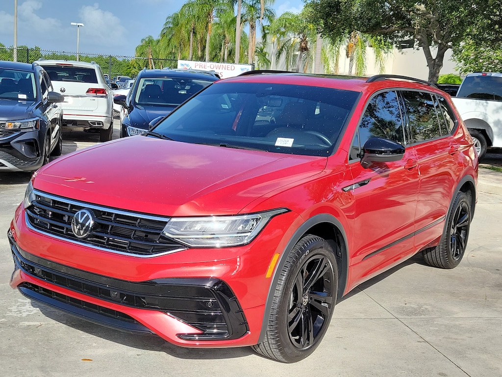 Used 2024 Volkswagen Tiguan SE R-Line Black w/Panoramic Sunroof 2.0T SE R-Line Black FWD