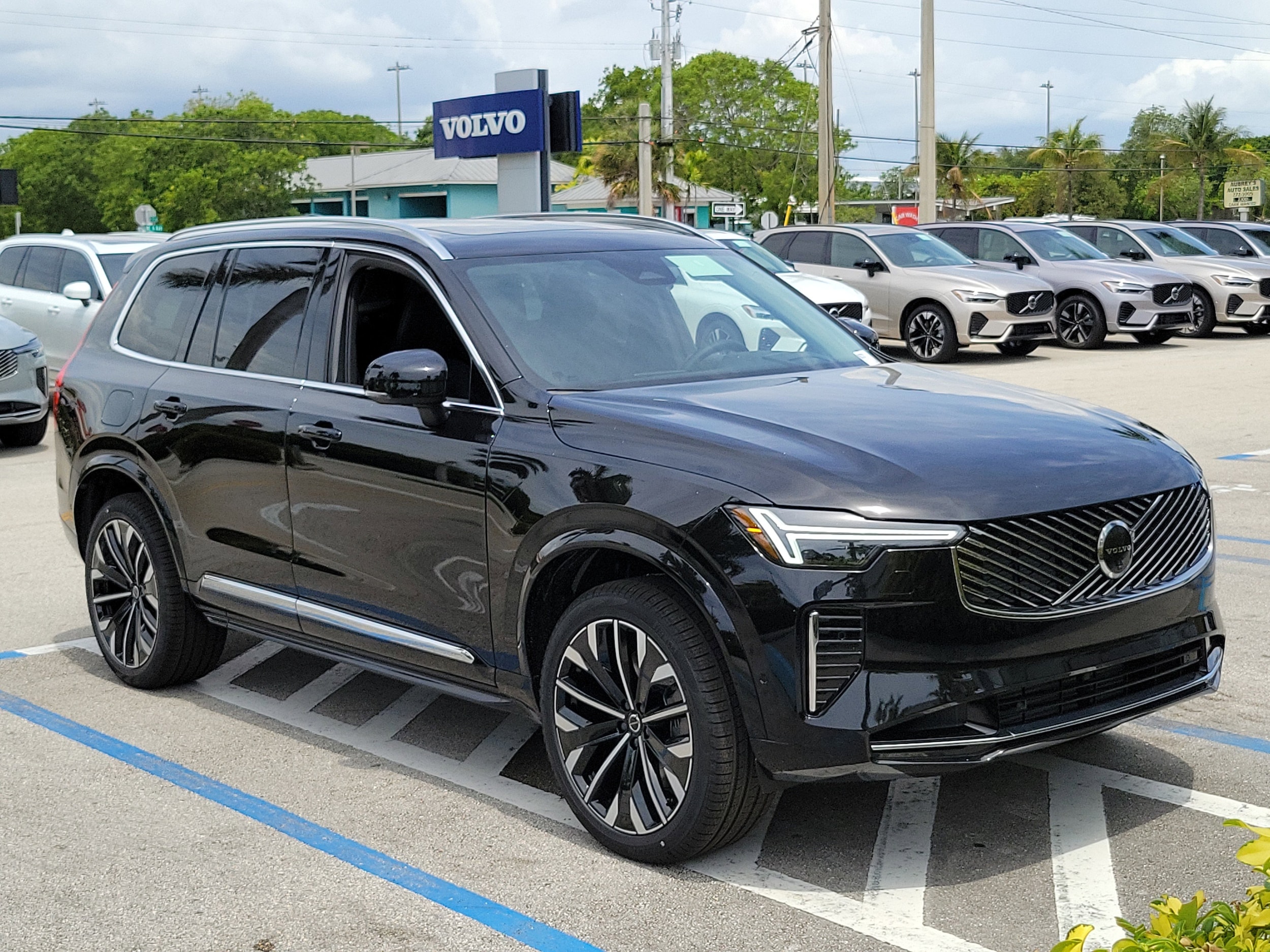 2026 Volvo XC90 T8 Recharge Ultra Bright 4WD's photo