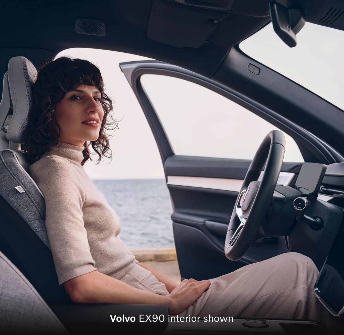 2026 Volvo EX90 vs. 2026 Volvo XC90: Battery and Charging