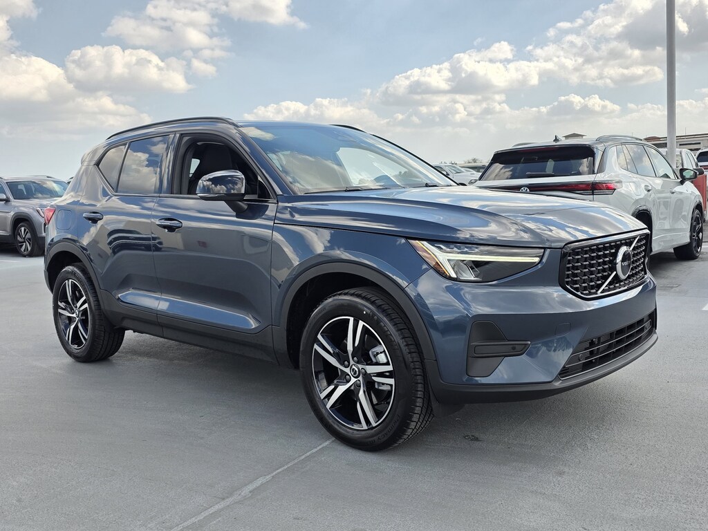 New 2026 Volvo XC40 B4 Core SUV