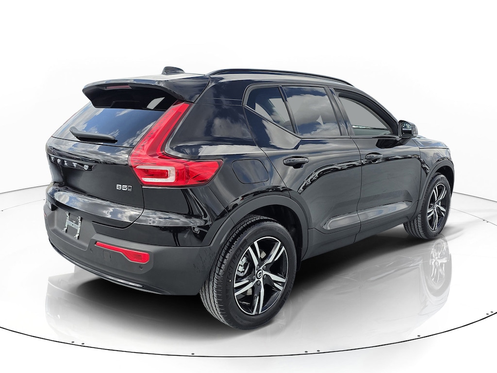 New 2026 Volvo XC40 B5 Core SUV