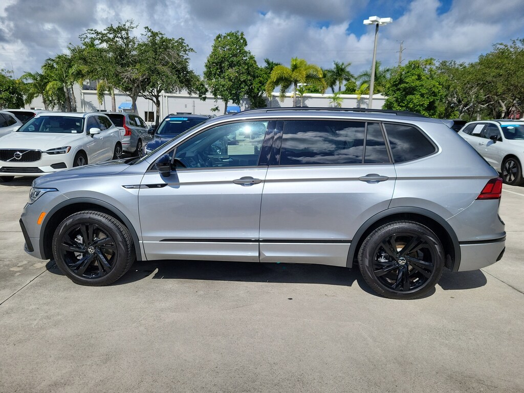 Used 2024 Volkswagen Tiguan SE R-Line Black w/Panoramic Sunroof 2.0T SE R-Line Black 4MOTION