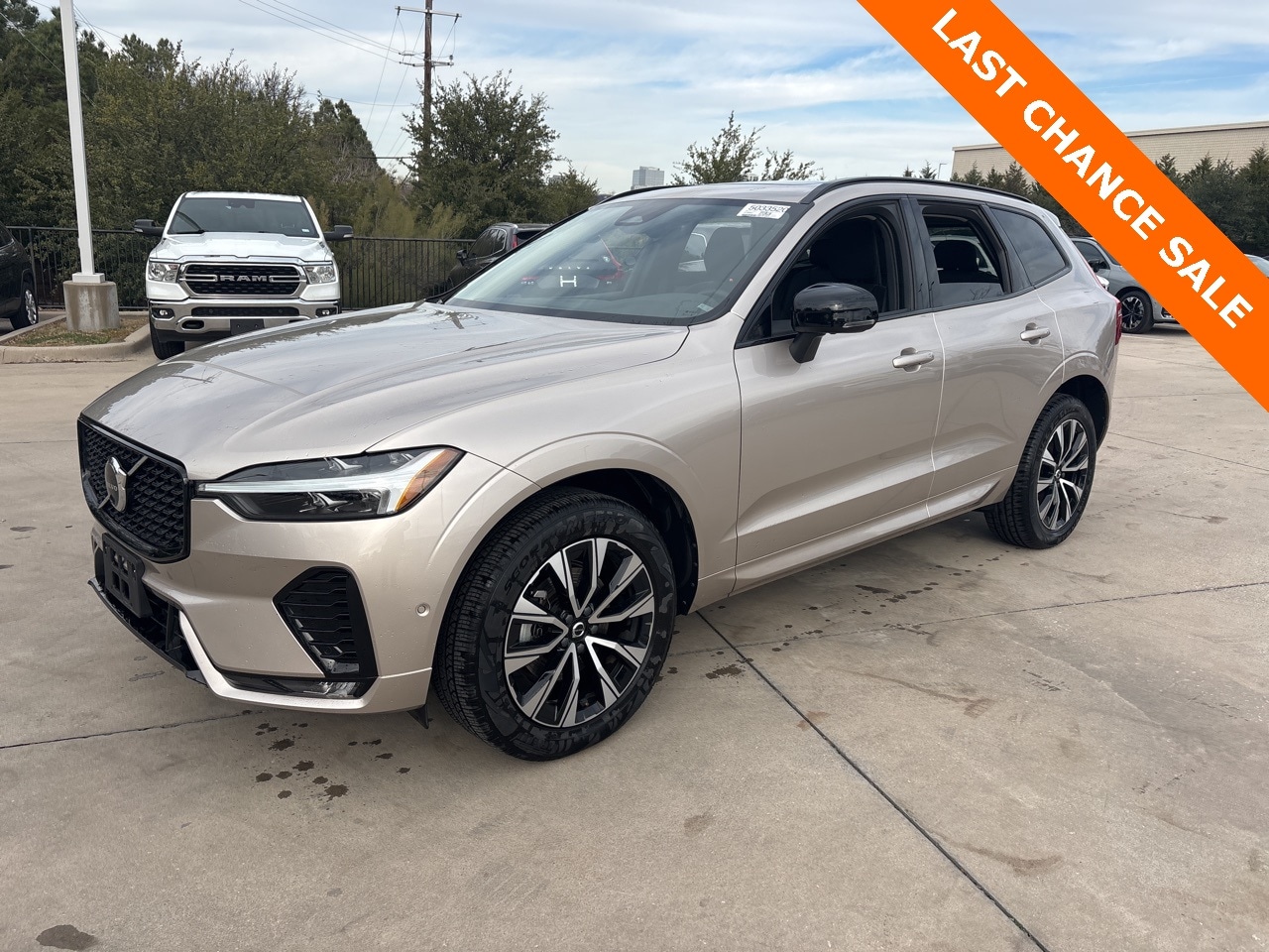 2025 Volvo XC60 Plus's photo