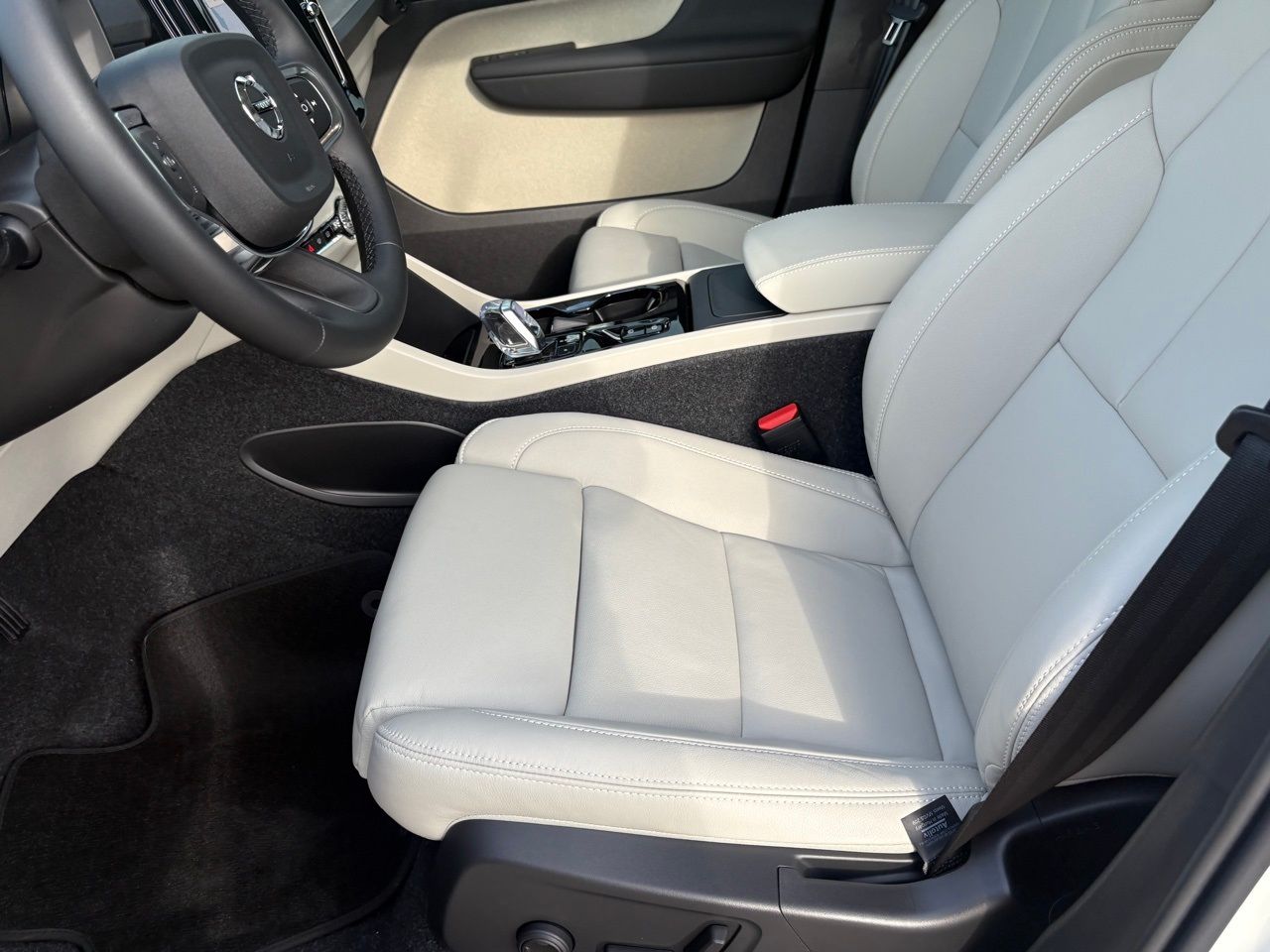 2026 Volvo XC40 Plus - Photo 16