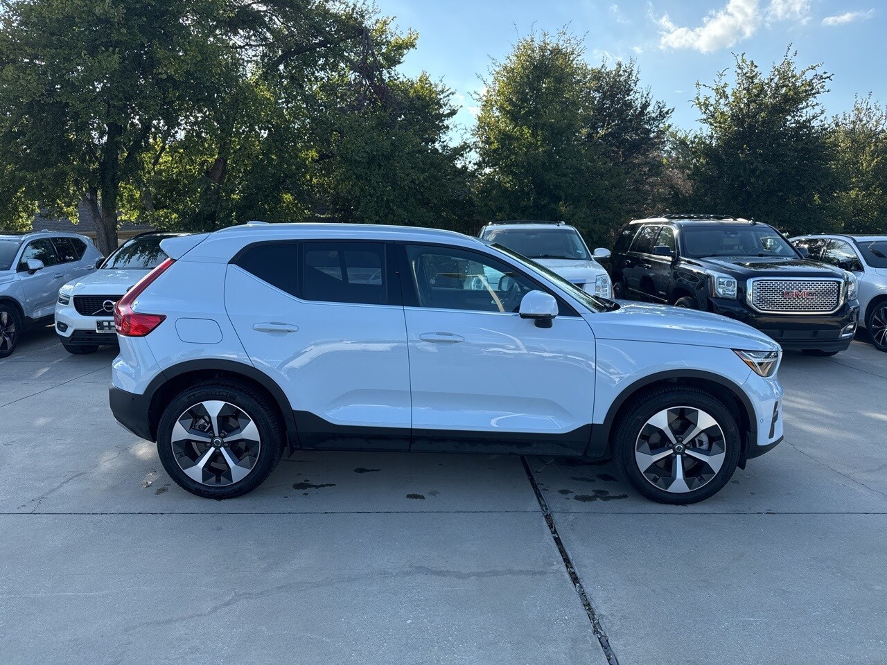 2025 Volvo XC40 Plus photo 3