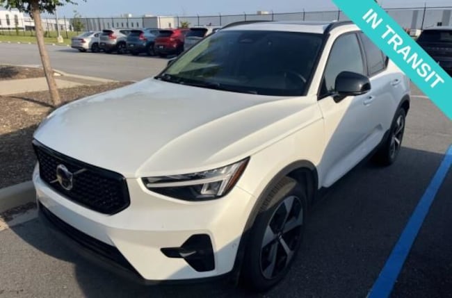 2025 Volvo XC40 B5 Plus Dark Theme SUV