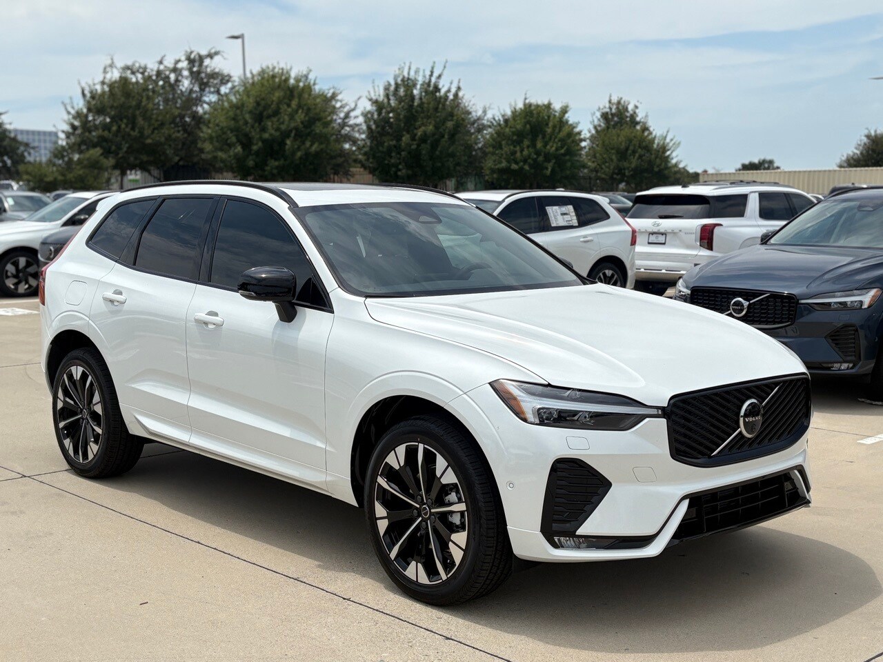 2026 Volvo XC60 B5 Plus photo 3