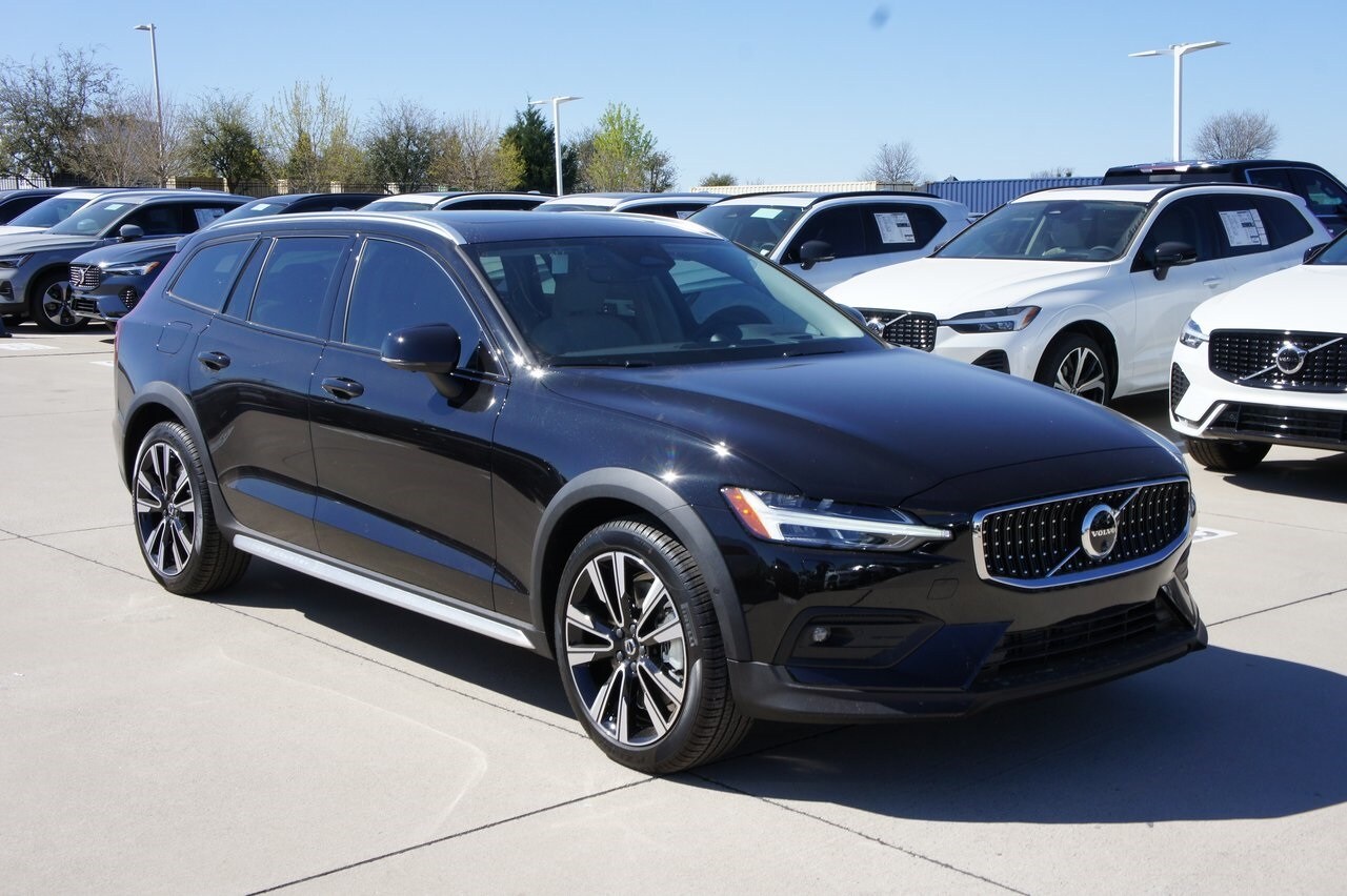 2025 Volvo V60 Cross Country B5 photo 3