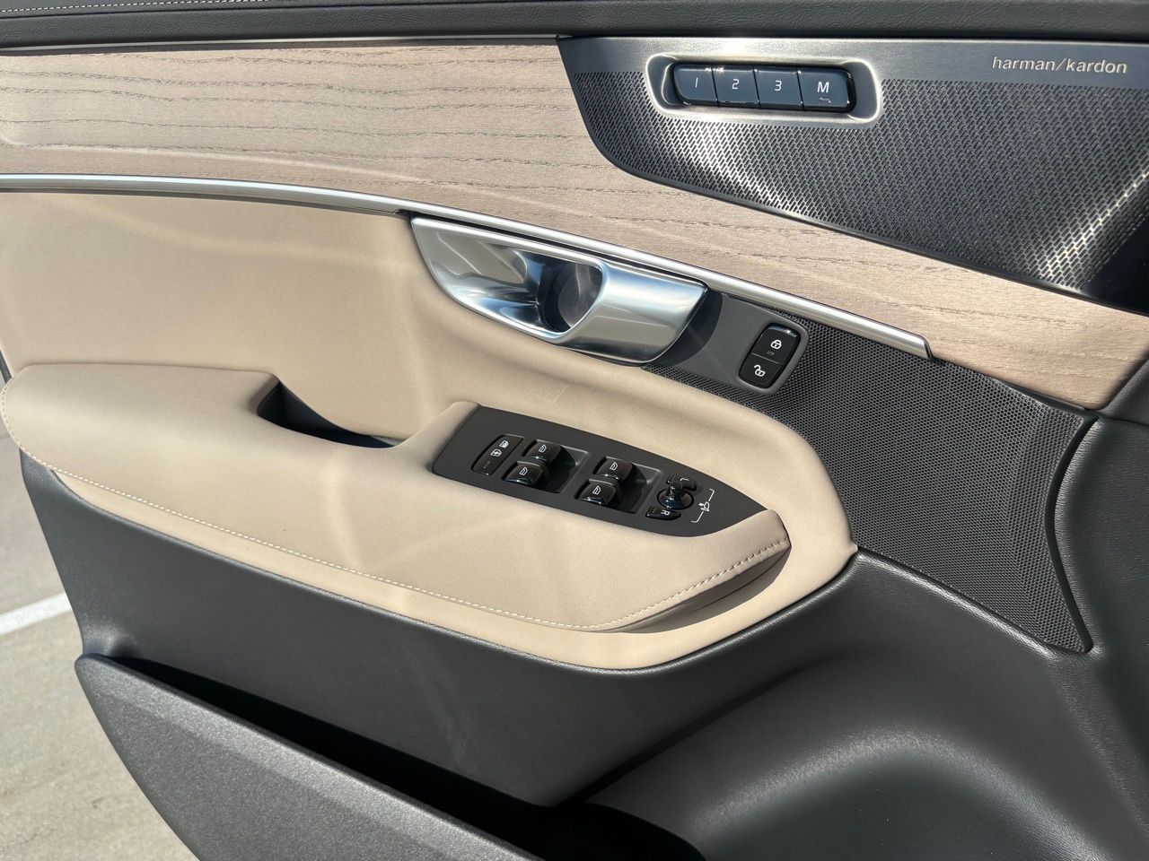 2026 Volvo XC90 Plus - Photo 17