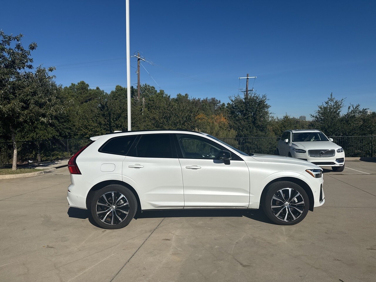 2023 Volvo XC60 B5 Plus photo 4
