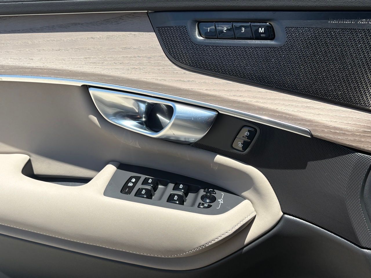 2026 Volvo XC90 Plus - Photo 16