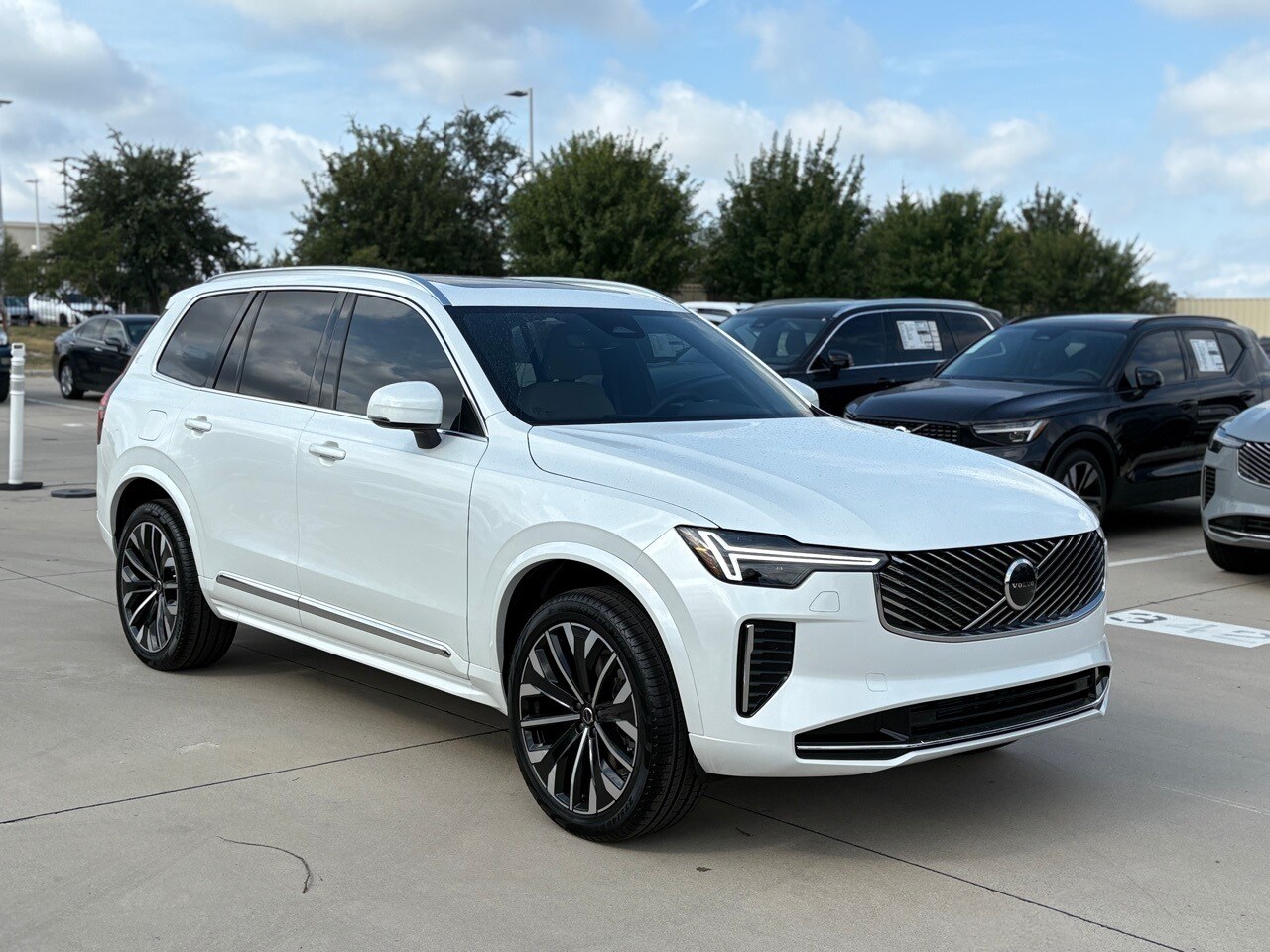 2026 Volvo XC90 B5 Core photo 4