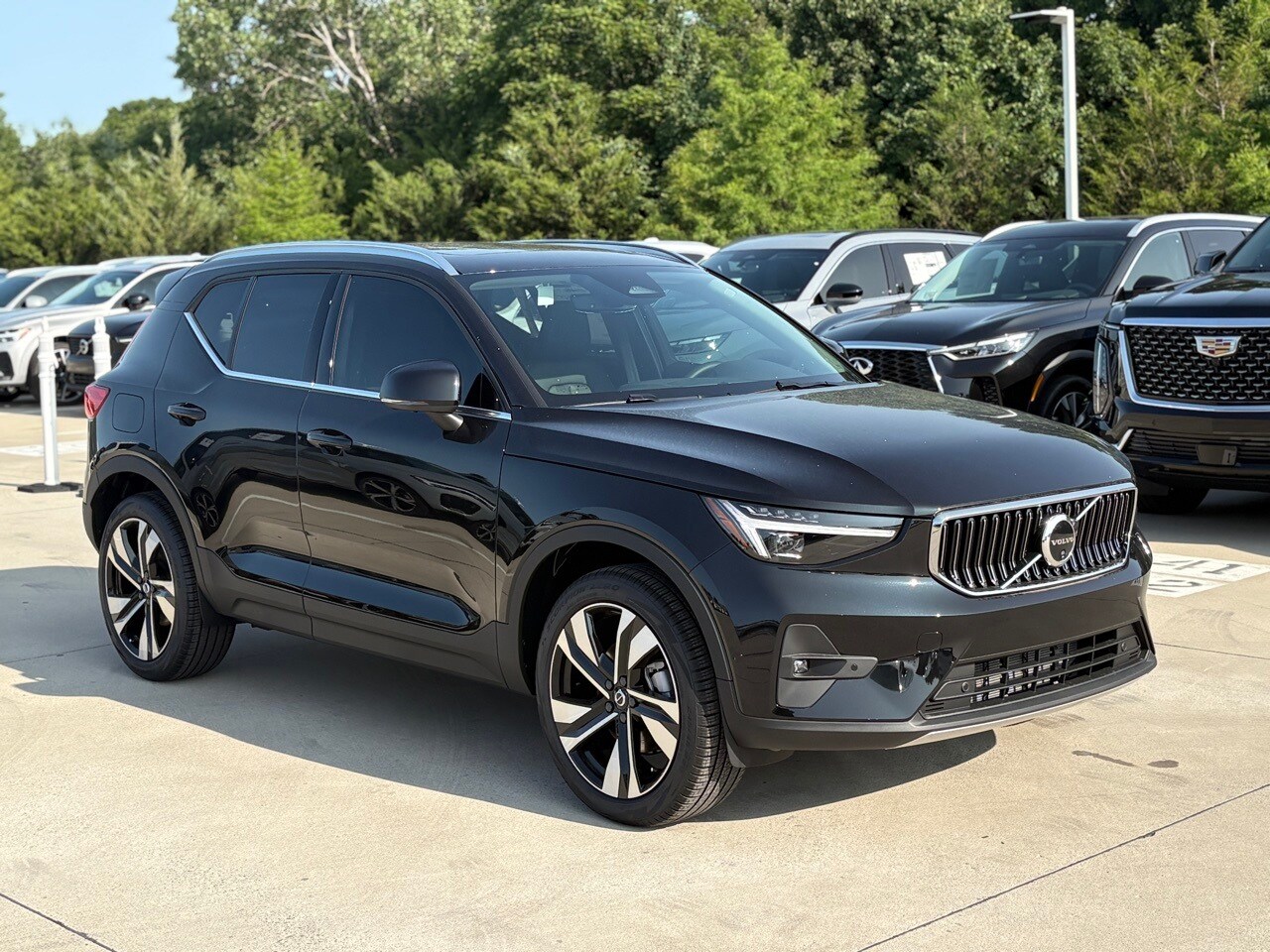 2025 Volvo XC40 photo 3