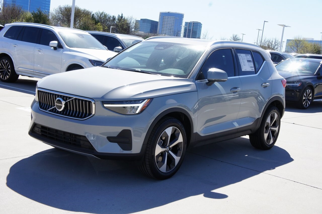 2025 Volvo XC40 Core photo 2