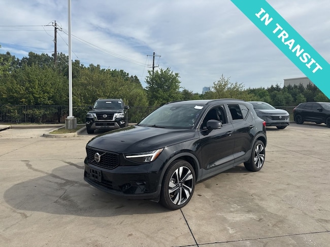 2025 Volvo XC40 B5 Plus Dark Theme SUV