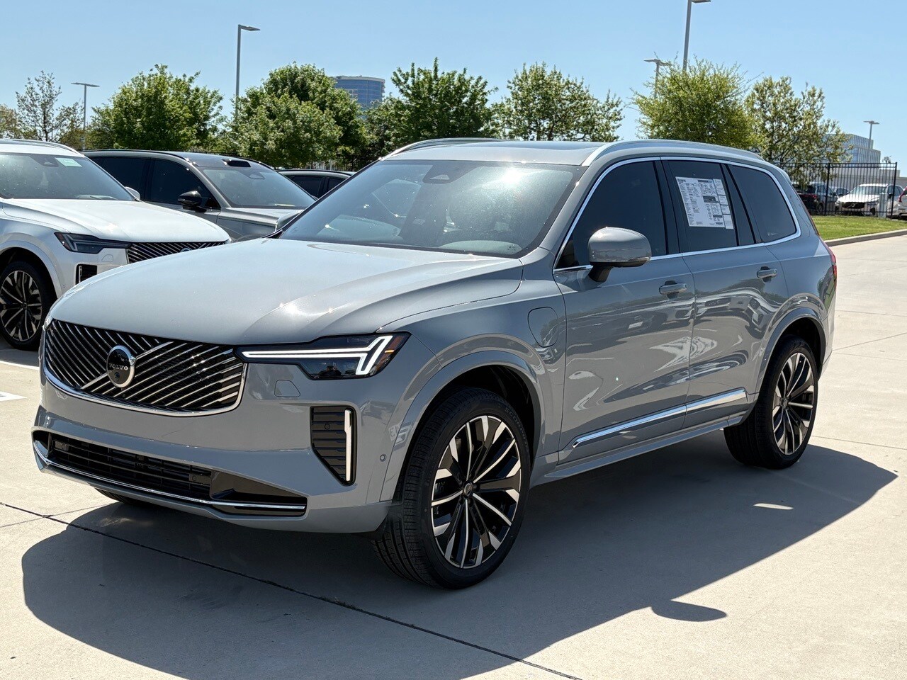 2025 Volvo XC90 T8 Plus photo 2