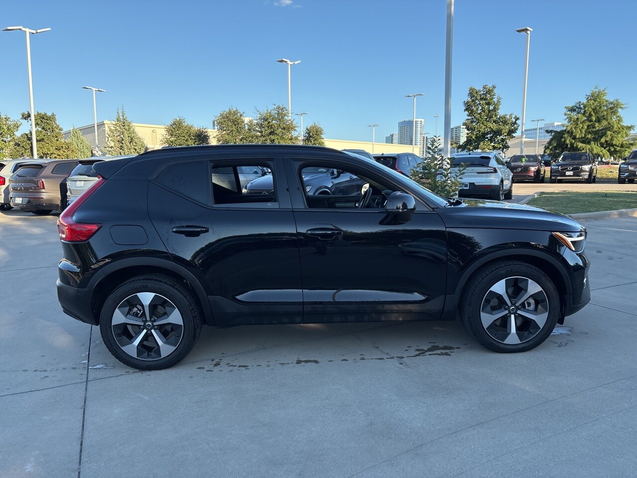2025 Volvo XC40 Plus photo 2