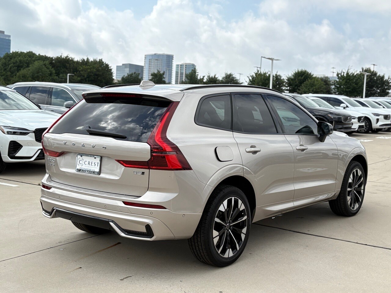 2026 Volvo XC60 B5 Plus photo 4
