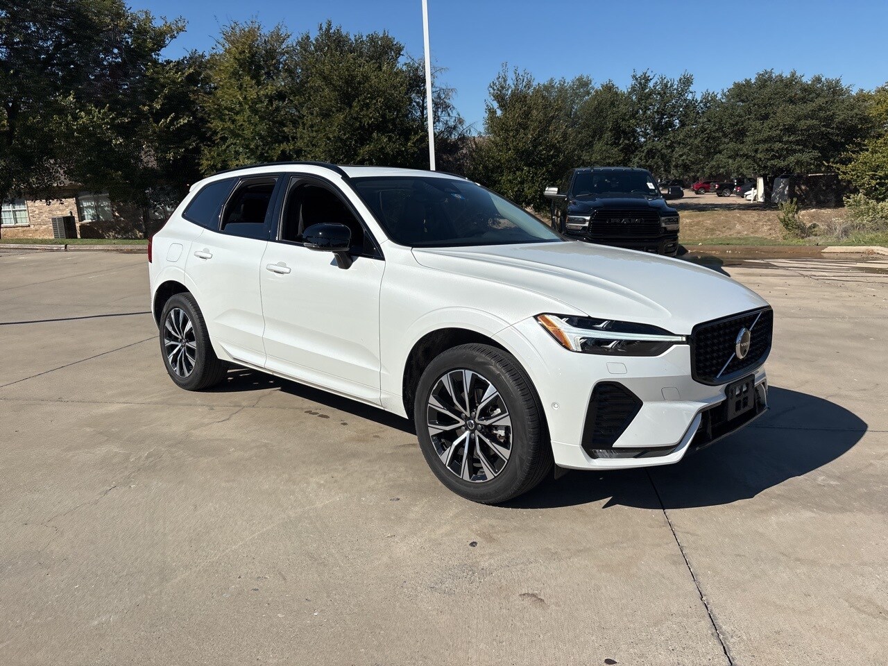 2024 Volvo XC60 B5 Plus photo 3