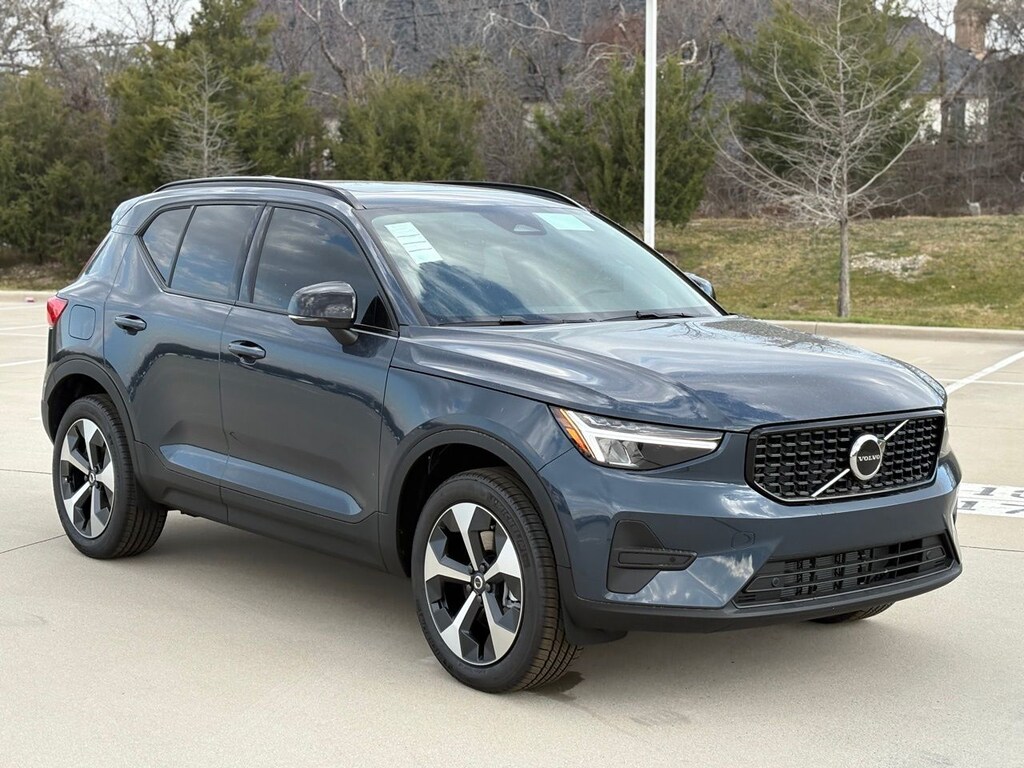 New 2026 Volvo XC40 B5 Core SUV