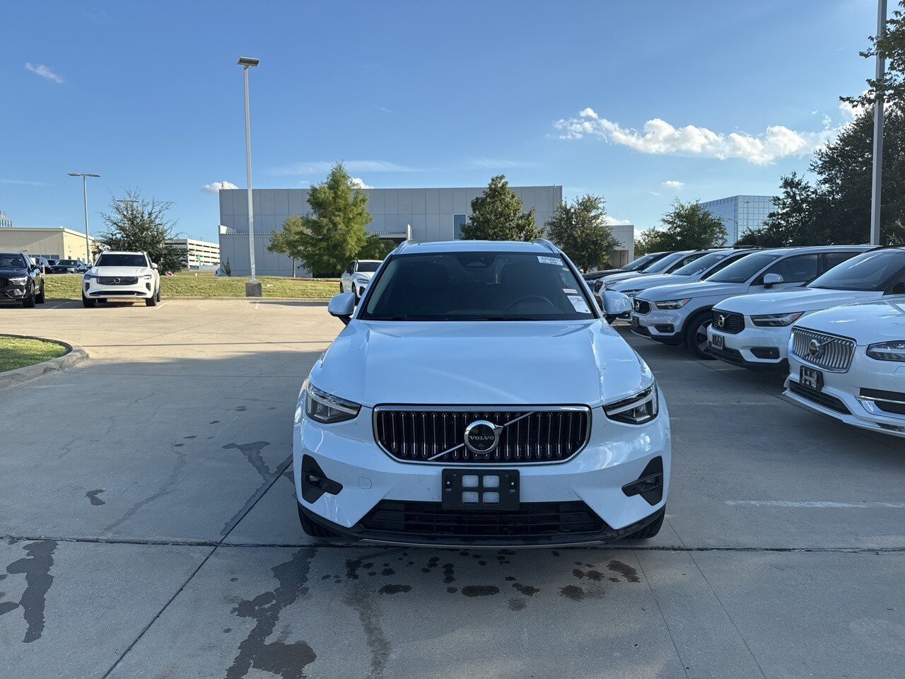 2025 Volvo XC40 Plus photo 2