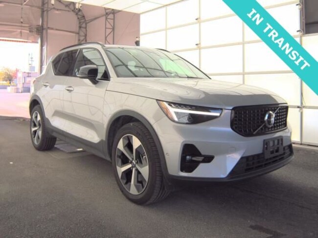 2025 Volvo XC40 B5 Plus Dark Theme SUV