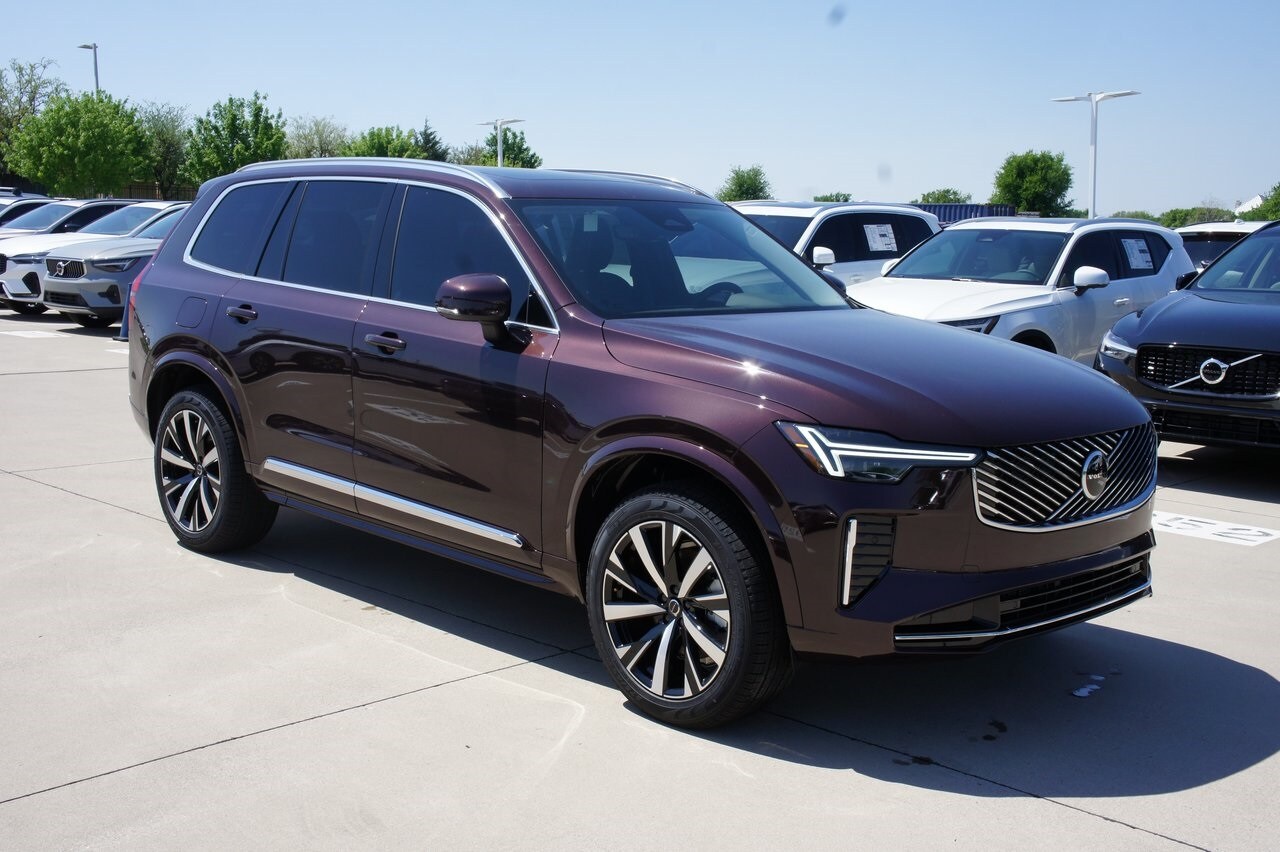 2025 Volvo XC90 B5 Core photo 3