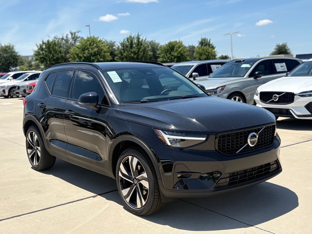 2025 Volvo XC40 Plus photo 3