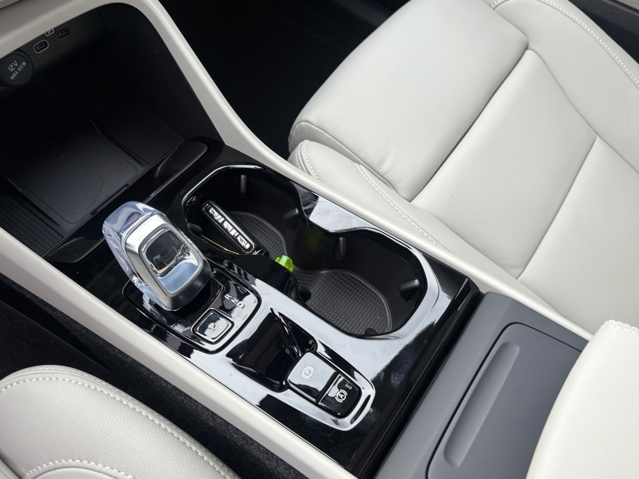 2026 Volvo XC40 Plus - Photo 14