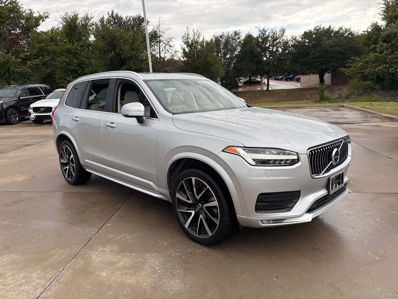 2022 Volvo XC90 T6 Momentum photo 2