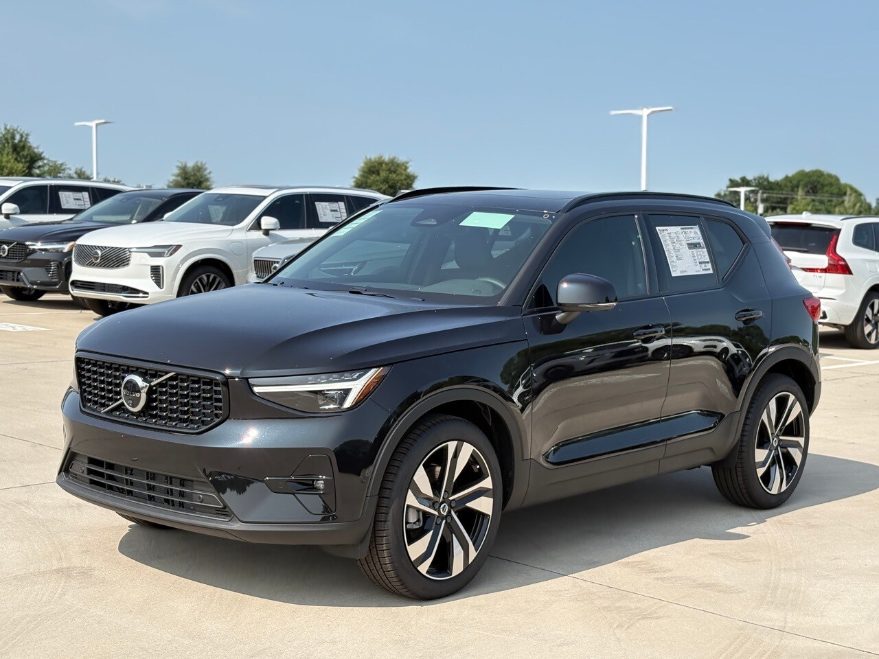 2025 Volvo XC40 photo 2
