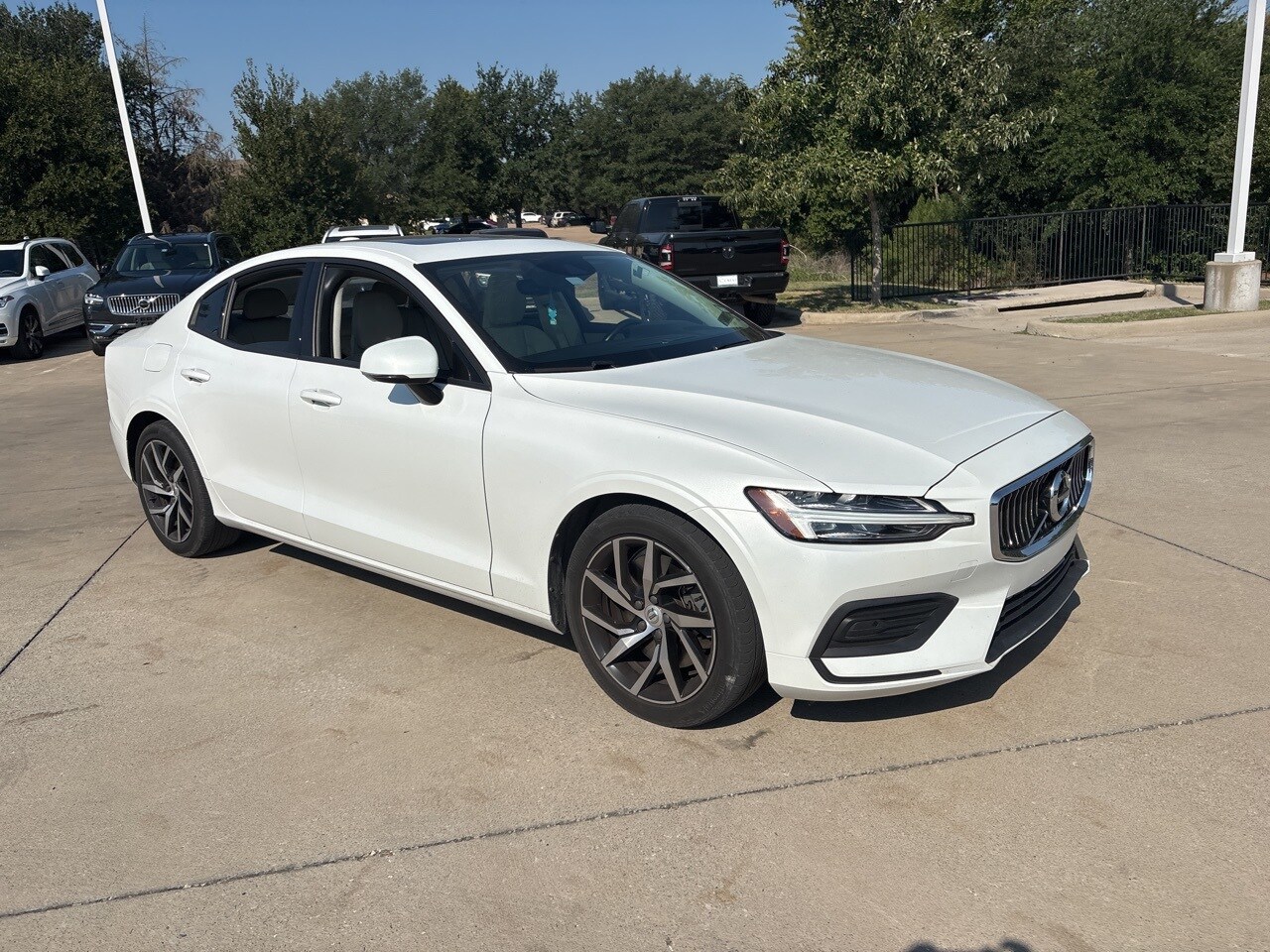 2020 Volvo S60 T6 Momentum photo 3