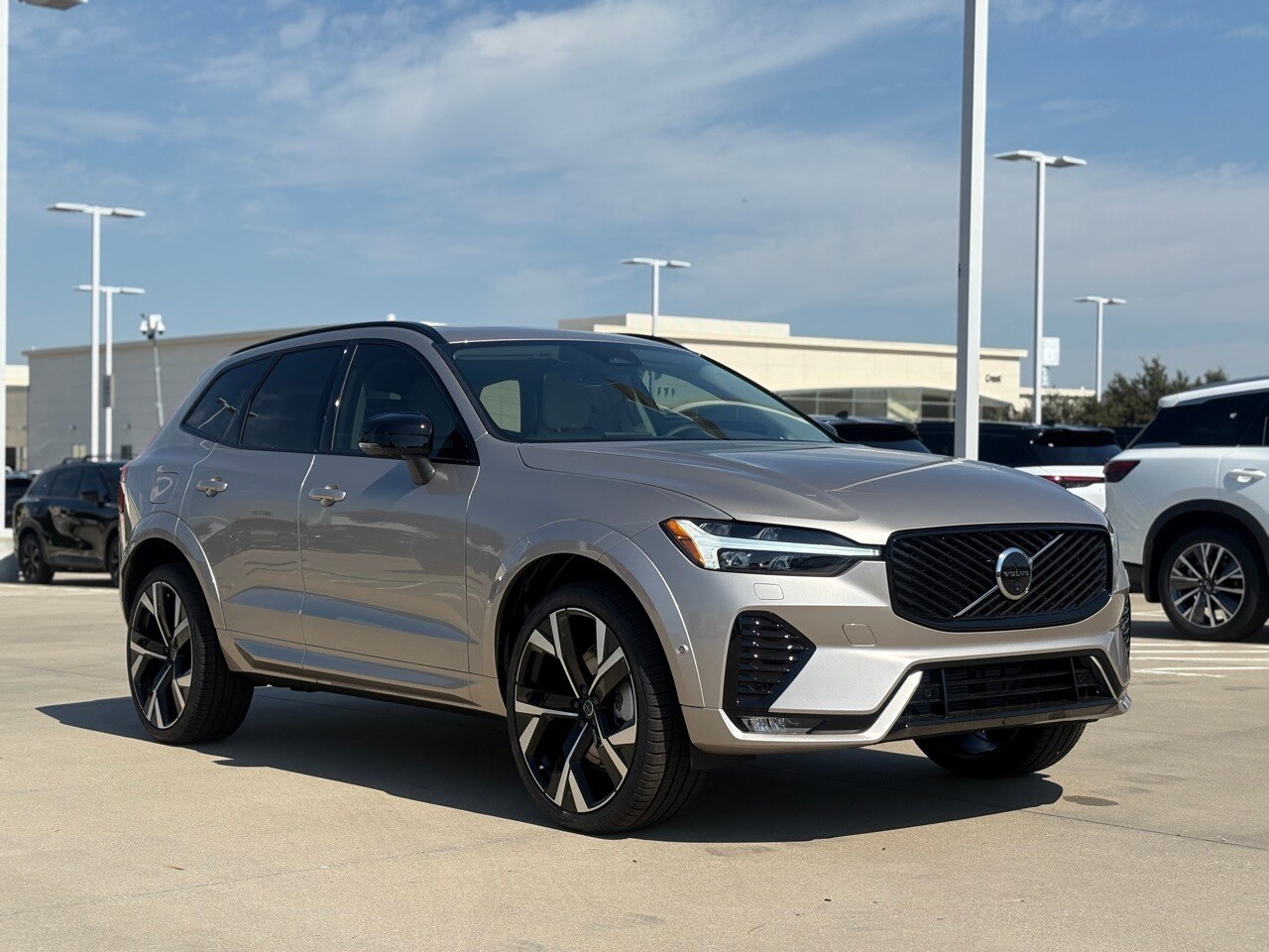 2026 Volvo XC60 B5 photo 4